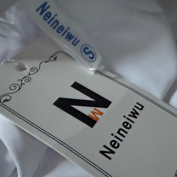 Chic White Blouse with Tie Neck - Picture 4 of 4